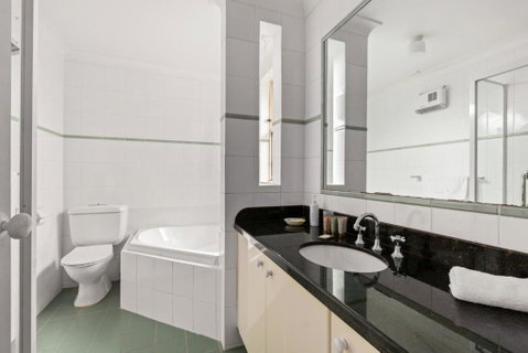 Charming 2-Bed Townhouse 5-Min From Beach - Accommodation Resorts 2