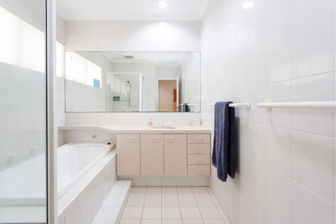 City Beach Coastal Family Home With Pool & Sauna - Accommodation Resorts 4