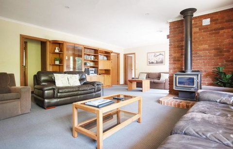 Delany Lodge - 5 Bedrooms - Accommodation Resorts 2