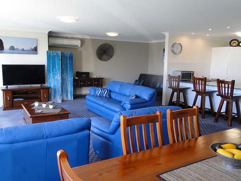 3 'Paradiso', 4 Laman Street - Aircon, Pool, Heart Of Town, Water Views - Accommodation Resorts 2