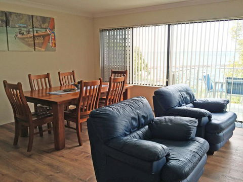 3 'Paradiso', 4 Laman Street - Aircon, Pool, Heart Of Town, Water Views - Accommodation Resorts 3