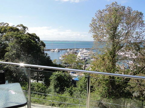 3 'Paradiso', 4 Laman Street - Aircon, Pool, Heart Of Town, Water Views - Accommodation Resorts 1