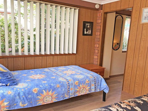 3 Tomaree Street - Cute 4 Bedroom House With Aircon In The Heart Of Town - Accommodation Resorts 3