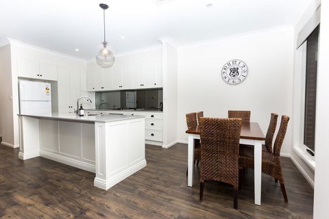 4 Bedroom Inner City Townhouse - SLEEPS 9 !! - Accommodation Resorts 3