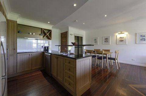 6 The Point Apartments - Accommodation Resorts 3