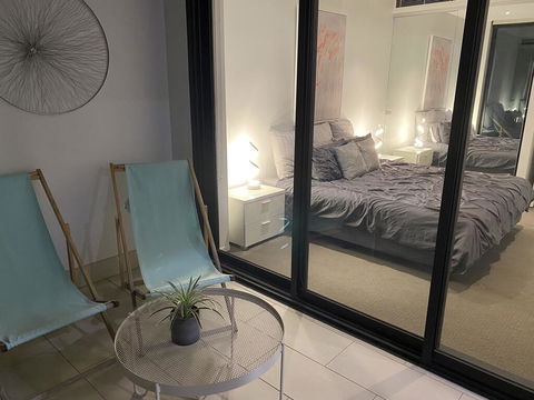 @Realm Modern Executive Apartment, 1BR, Wine, WiFi, Secure Parking, Canberra - Accommodation Resorts 1
