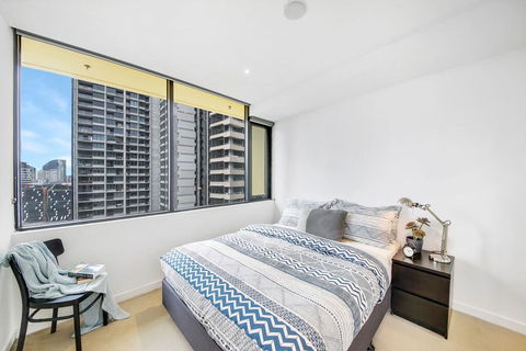 A Stylish 2BR CBD Apt With Beautiful City Views - Accommodation Resorts 3