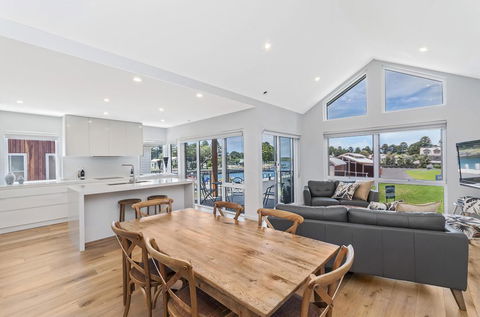 Absolute - Accommodation Resorts 0