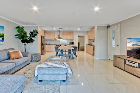 Adelaide 4 Bedroom House With Pool - Accommodation Resorts 3