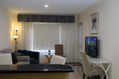 ADELAIDE CBD APARTMENT - 3BR, 2BATH & CARPARK - Accommodation Resorts 1