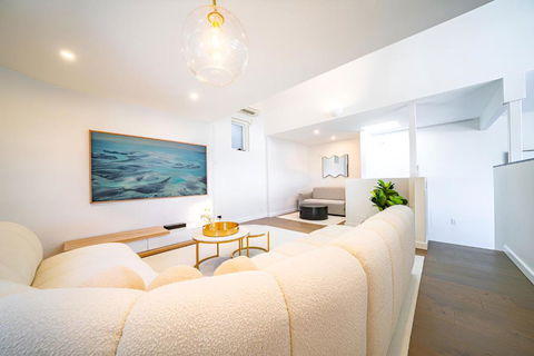 Elegant 3BR Apt -Bondi Junction & Stunning Skyline - Accommodation Resorts 1