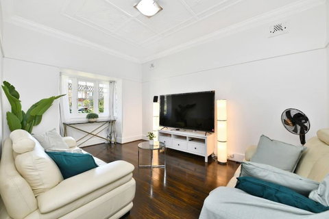 Elegant Family Retreat Near Beaches & Sydney CBD - Accommodation Resorts 0