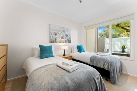 Family Friendly CBD 3BR Apt Hurtle Square - Accommodation Resorts 2