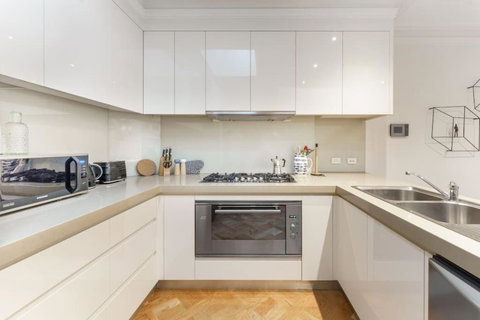 Farrah Designer Three Bedroom Carlton Residence - Accommodation Resorts 3