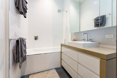 Farrah Designer Three Bedroom Carlton Residence - Accommodation Resorts 4