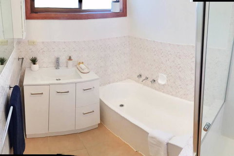 FERNLY BFast, WiFi Nflx AC Walk2Pizza Liquor Deli, - Accommodation Resorts 2