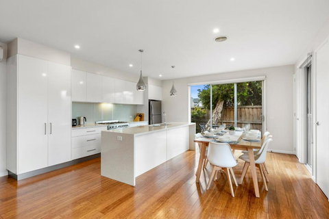 Field By The Beach - Accommodation Resorts 4