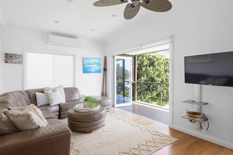 Fingal Bay Beach House - Water Views And Seconds From The Beach - Accommodation Resorts 4