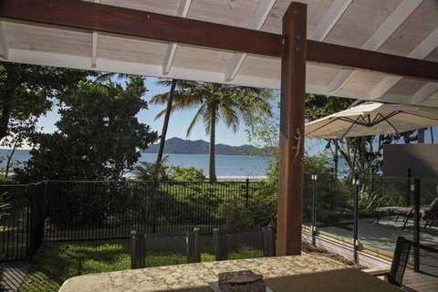 Fish On A Fence - Absolute Beachfront - Accommodation Resorts 0
