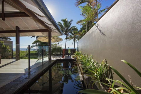 Fish On A Fence - Absolute Beachfront - Accommodation Resorts 1