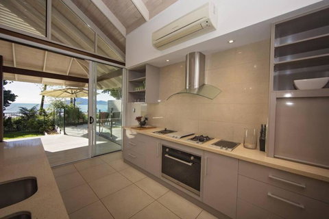 Fish On A Fence - Absolute Beachfront - Accommodation Resorts 2