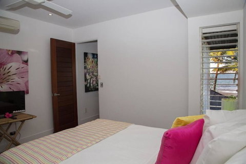 Fish On A Fence - Absolute Beachfront - Accommodation Resorts 3