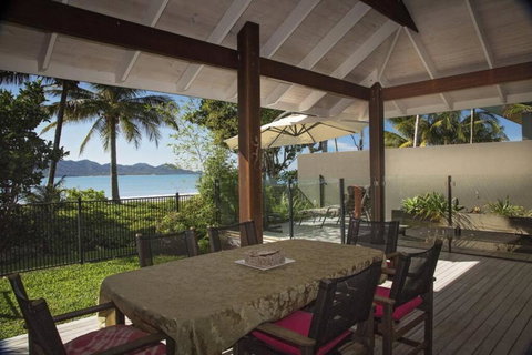 Fish On A Fence - Absolute Beachfront - Accommodation Resorts 4