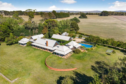 Finsbury House - Luxury 8 Bedroom Farm Homestead With Pool - Accommodation Resorts 0