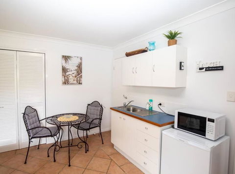 GORGEOUS STUDIO + 100M TO BEACH + POOL - Accommodation Resorts 2