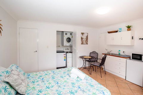 GORGEOUS STUDIO + 100M TO BEACH + POOL - Accommodation Resorts 4