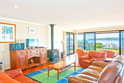 HAIS18G - Riverside Delight - Accommodation Resorts 0