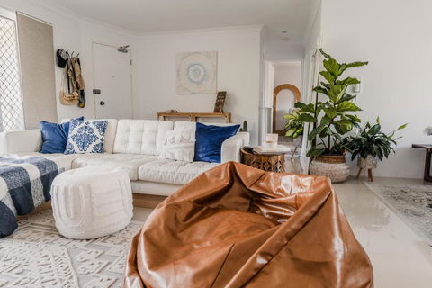 HEART OF BURLEIGH Holiday Villa - Perfect Location With Pools - Accommodation Resorts 2