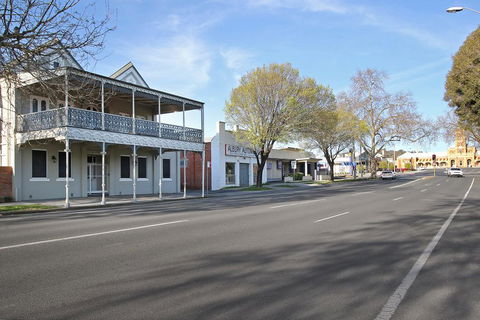 Albury Suites - Waterstreet - Accommodation Resorts 2