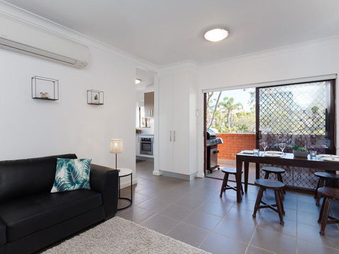 Amanda Court 2/1 Weatherly Cl - Renovated Unit With Aircon, Wifi And Close To The Beach - Accommodation Resorts 2