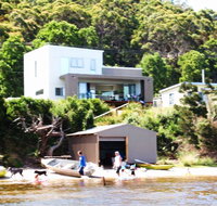 Amazing Ansons Bay Absolute Waterfront Beach House - Accommodation Resorts