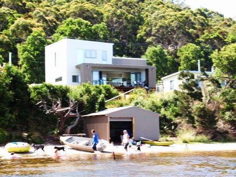 Amazing Ansons Bay Absolute Waterfront Beach House - Accommodation Resorts 0