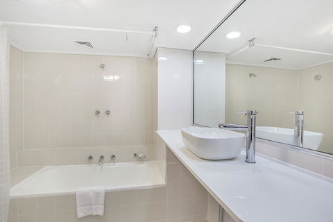 Apartment At College St - Accommodation Resorts 3