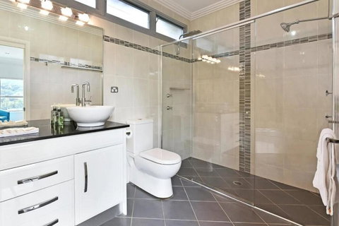 Luxury Mandalong Mansion With Pool & Spa - Accommodation Resorts 3