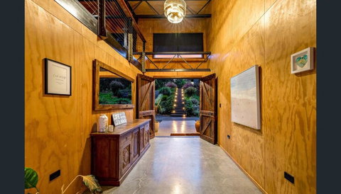 Luxury On Lake Tinaroo Lakefront Living - Accommodation Resorts 3