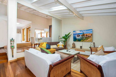 Luxury Retreat Home - 4bed House W/Parking - Mins From CBD - Accommodation Resorts 0