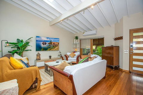 Luxury Retreat Home - 4bed House W/Parking - Mins From CBD - Accommodation Resorts 2