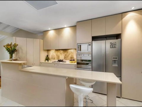 Luxury Retreat Home - 4bed House W/Parking - Mins From CBD - Accommodation Resorts 1