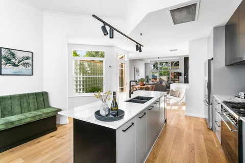 MANHATTAN STYLE 3 STORY LUXURY IN ST PETERS - Accommodation Resorts 0