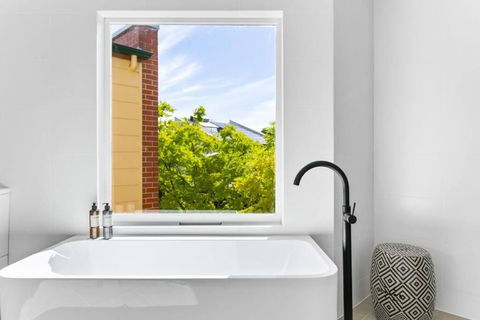 MANHATTAN STYLE 3 STORY LUXURY IN ST PETERS - Accommodation Resorts 2