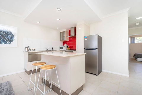Modern Midland Retreat 2br 1 Bth - Accommodation Resorts 0