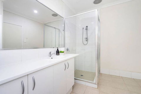 Modern Midland Retreat 2br 1 Bth - Accommodation Resorts 2