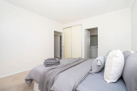 Modern Midland Retreat 2br 1 Bth - Accommodation Resorts 3