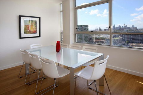 Moore To See - Modern And Spacious 3BR Zetland Apartment With Views Over Moore Park - Accommodation Resorts 1