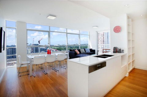 Moore To See - Modern And Spacious 3BR Zetland Apartment With Views Over Moore Park - Accommodation Resorts 3