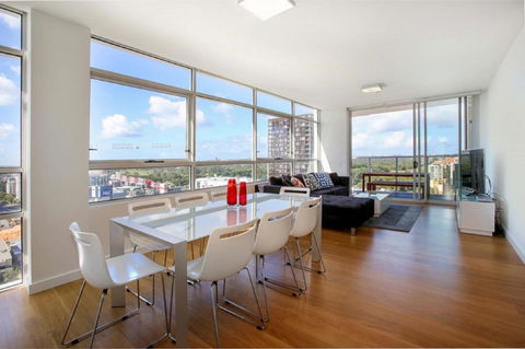 Moore To See - Modern And Spacious 3BR Zetland Apartment With Views Over Moore Park - Accommodation Resorts 0